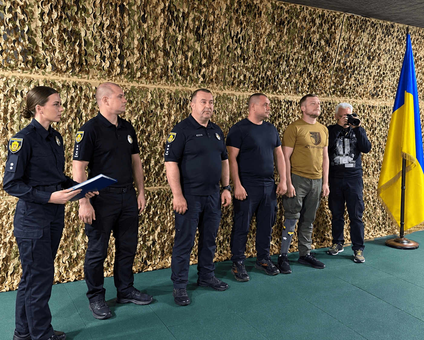 Група людей у приміщенні стрілецького тиру VARTA.SYSTEMS