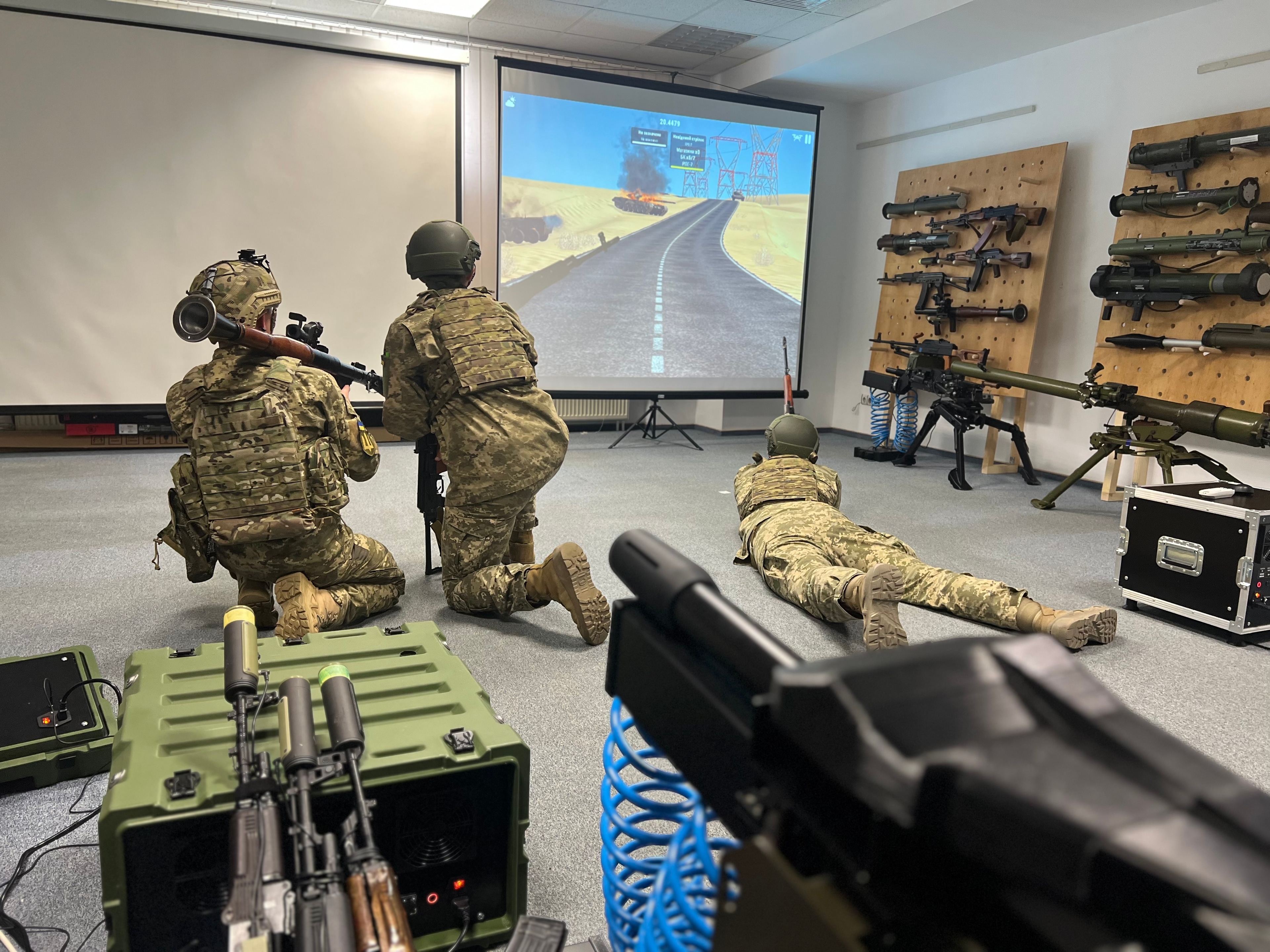 Групове тренування кількох військовослужбовців у навчальному приміщенні